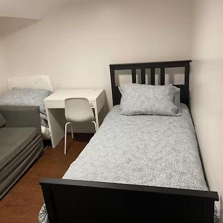 Basemewnt Room With Private Bathroom 36C Toronto Exteriör bild