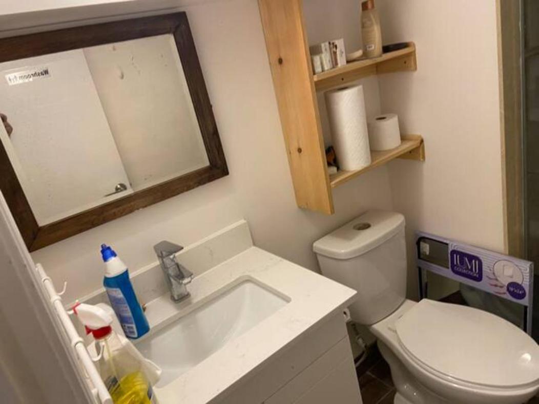 Basemewnt Room With Private Bathroom 36C Toronto Exteriör bild