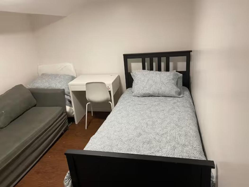 Basemewnt Room With Private Bathroom 36C Toronto Exteriör bild